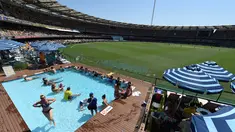 Sejumlah penonton berada di kolam renang menyaksikan pertandingan uji coba kriket antara Australia dan Pakistan di dalam stadion Gabba di Brisbane, Australia (15/12). (AFP Photo/Saeed Khan)