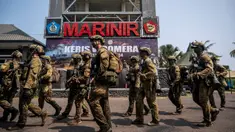 Personel dari Korps Marinir Tentara Nasional Indonesia Angkatan Laut (TNI AL) bersama Angkatan Pertahanan Australia (ADF) saat latihan militer bersama yang diberi nama Keris Woomera, di pantai Banongan, Situbondo, Jawa Timur, Rabu 13 November 2024. (JUNI KRISWANTO/AFP)
