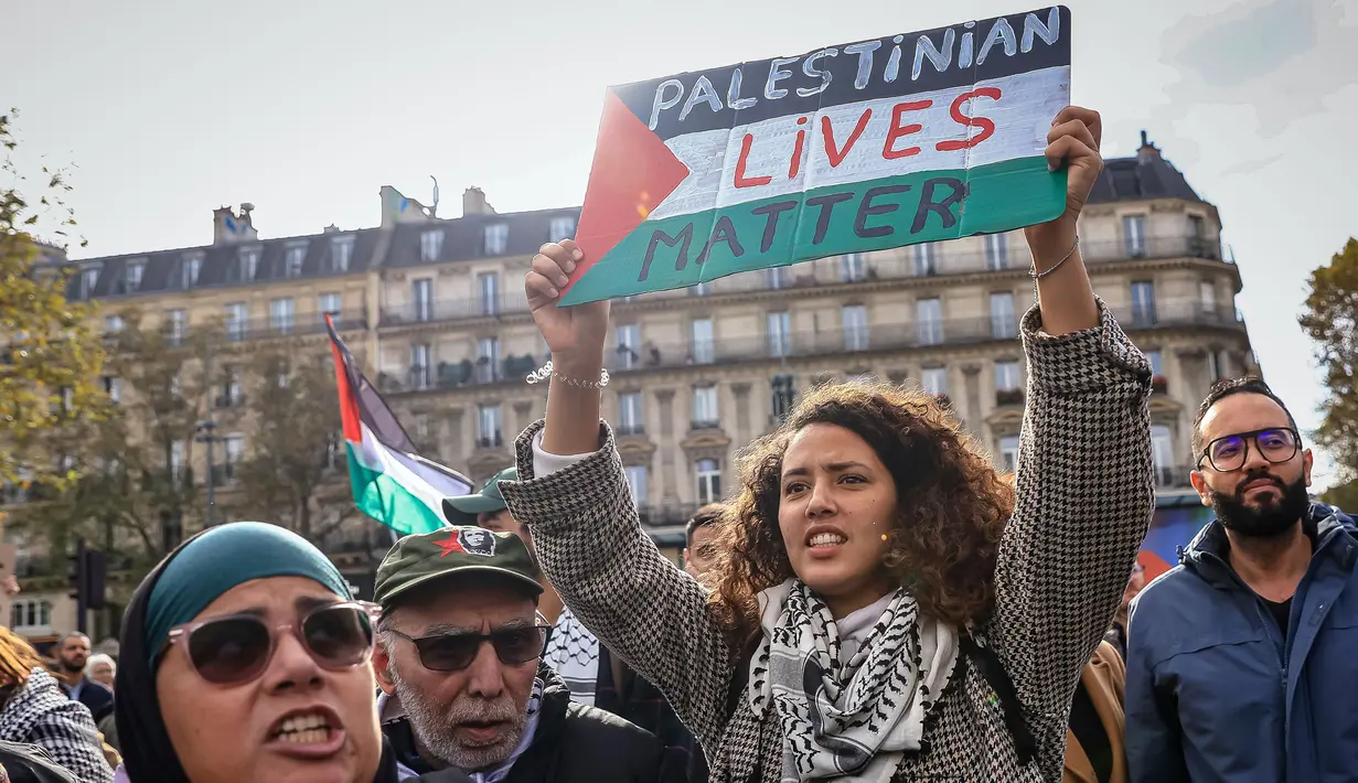 Aksi kali ini mendapatkan izin dari polisi Prancis. (AP Photo/Aurelien Morissard)