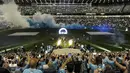 Pesepakbola Uruguay Luis Suarez diperkenalkan sebagai pemain baru Gremio dalam sesi perkenalannya kepada fans di stadion Gremio Arena, di Porto Alegre, Brasil, Rabu (4/1/2023). Striker 35 tahun itu resmi bergabung dengan Gremio dengan kontrak selama dua tahun. (AP Photo/Wesley Santos)