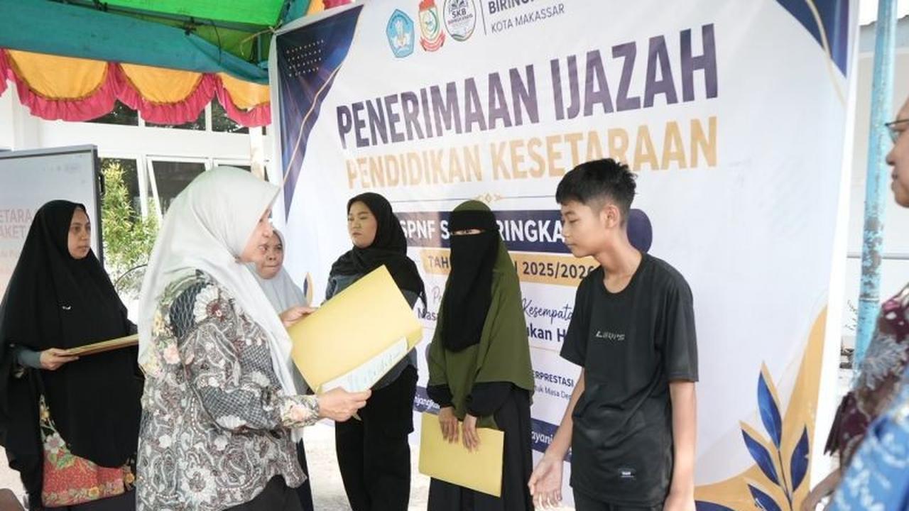 Pemkot Makassar Serahkan 108 Ijazah Kesetaraan, Dorong Akses Pendidikan untuk Semua