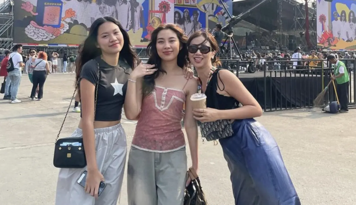 Bahkan kala bepergian dengan sang ibu, outfitnya kompak dengan style masing-masing yang sekilas tampak seperti sibling goals. [Foto: Instagram/ Mezzaluna]