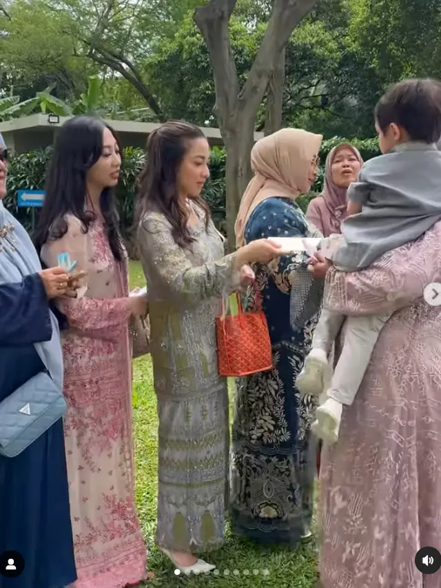 6 Potret Keluarga Nikita Willy Bagi-Bagi THR Lebaran, Seru dan Penuh Kehangatan