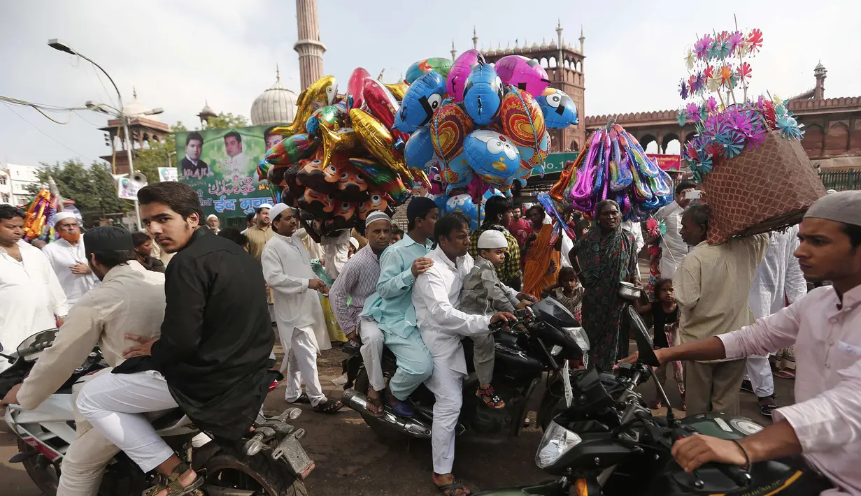 Muslim India membubarkan diri usai melaksanakan salat Idul Fitri di Masjid Jama, Selasa (29/7/14). (REUTERS/Adnan Abidi)