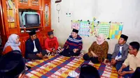 Gubernur Bengkulu mendatangi kediaman Aspin Ekwandi, bapak pembawa jenazah bayinya dalam tas belanja di Kabupaten Kaur dan meminta maaf secara langsung atas kelalaian birokrasi (Liputan6.com/Yuliardi Hardjo)
