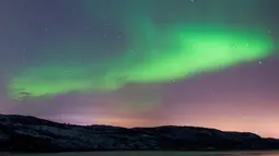 Cahaya Utara, yang dikenal sebagai Aurora Borealis, terlihat menerangi langit malam di dekat kota Kirkenes, Norwegia utara, Kamis (12/11/2015). (AFP PHOTO/Jonathan NACKSTRAND)