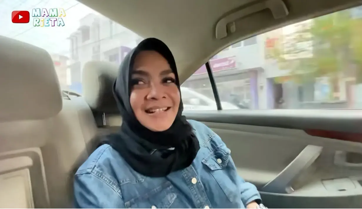 Mama Rieta melanjutkan perjalanan ke rumah masa kecilnya. Dari vlog yang dibagikan, Mama Rieta masa kecilnya tinggal di komplek. [Youtube/Mama Rieta]