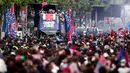 Dari atas bus terbuka, para pemain menyapa para pendukung sambil memamerkan trofi Liga Champions. (Thibaud MORITZ/AFP)