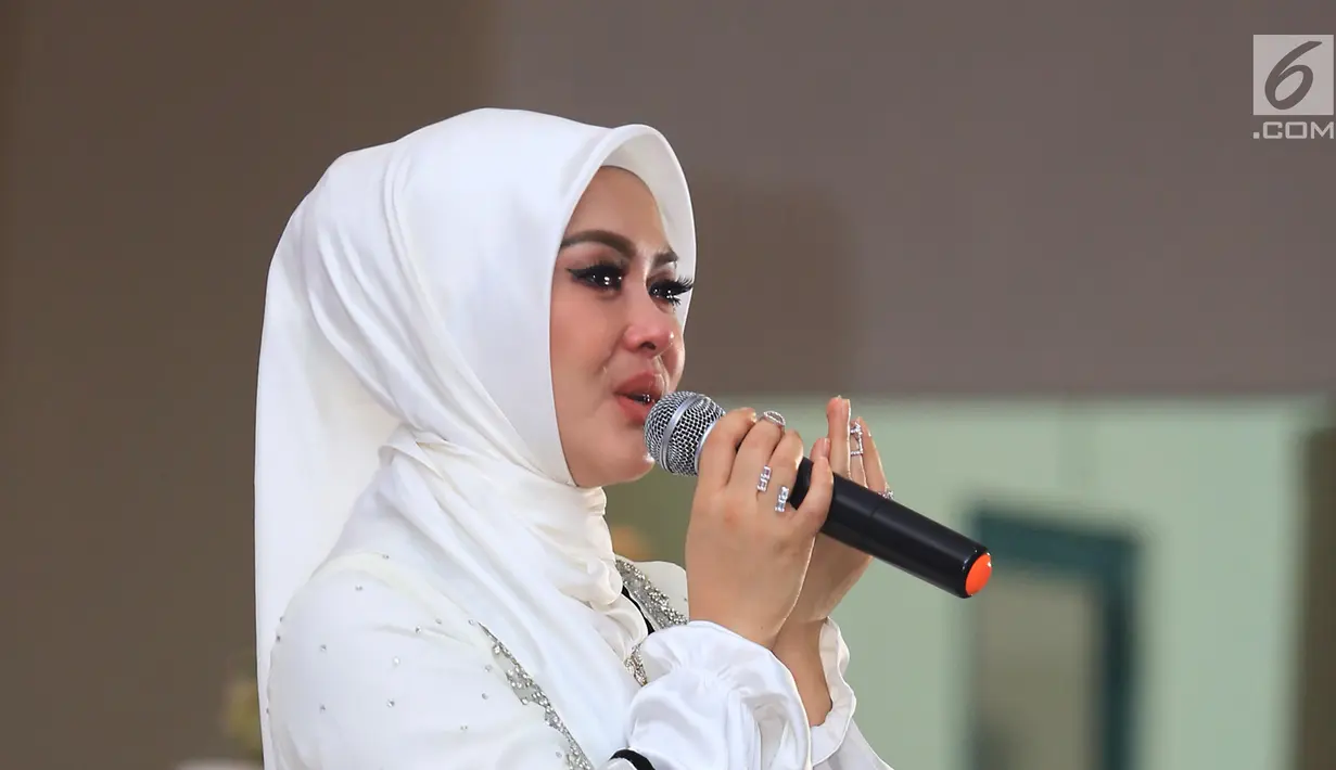 Penyanyi Syahrini menangis saat berdoa bersama dalam acara Tanda Cinta bersama Princes Syahrini Ramadhan 1438 H di Masjid Az-Zikra, Sentul, Bogor, Minggu (18/6). Syahrini berbagi rezeki dengan 2500 anak yatim dan kaum dhuafa.(Liputan6.com/Herman Zakharia)