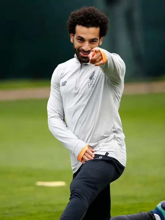 Penyerang Liverpool Mohamed Salah melakukan pemanasan saat latihan di kompleks pelatihan Melwood tim di Liverpool, Inggris barat laut, (23/4). Liverpool akan bertanding melawan wakil Italia, AS Roma di stadion Anfield. (AP Photo/Martin Rickett)