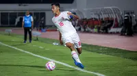 Pemain Timnas Indonesia U-20, Dony Tri Pamungkas mengontrol bola pada laga Grup F Kualifikasi Piala Asia U-20 2025 melawan Timor Leste di Stadion Madya, Senayan, Jakarta, Jumat (27/09/2024). (Bola.com/Bagaskara Lazuardi)