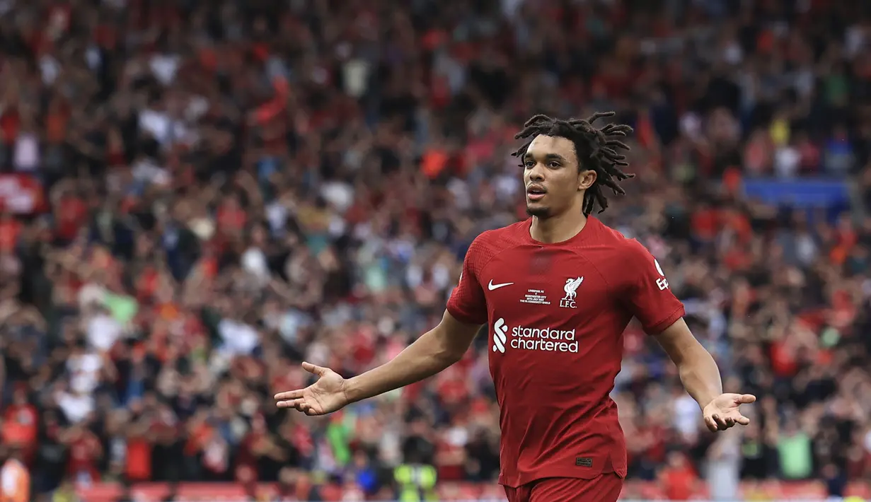 Pemain Liverpool, Trent Alexander-Arnold mencetak gol pertama timnya ke gawang Manchester City saat laga Community Shield 2022 di King Power Stadium, Sabtu (30/07/2022) malam WIB. (AP/Leila Coker)