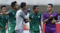 Para pemain PSMS melakukan protes kepada wasit saat pertandingan melawan Sriwijaya FC pada laga Piala Presiden di Stadion GBLA, Bandung, Jumat (26/1/2018). Sriwijaya FC menang 2-0 atas PSMS. (Bola.com/M Iqbal Ichsan)