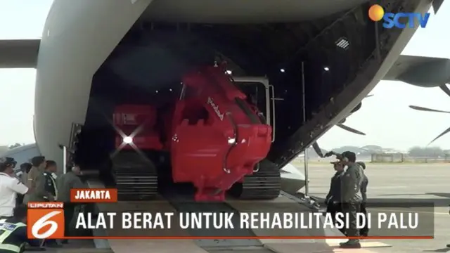 Eskavator seberat 20 ton buatan PT Pindad diangkut menggunakan pesawat Airbus A 400 M milik tentara udara diraja Malaysia menuju Palu.