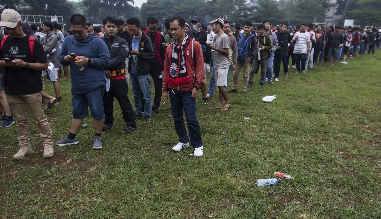 Suporter Persija Jakarta, The Jakmania, antri untuk menukar tiket di Lapangan Blok S, Jakarta, Minggu (9/12). Persija akan menjalani laga penentuan gelar juara melawan Mitra Kukar. (Bola.com/Vitalis Yogi Trisna)