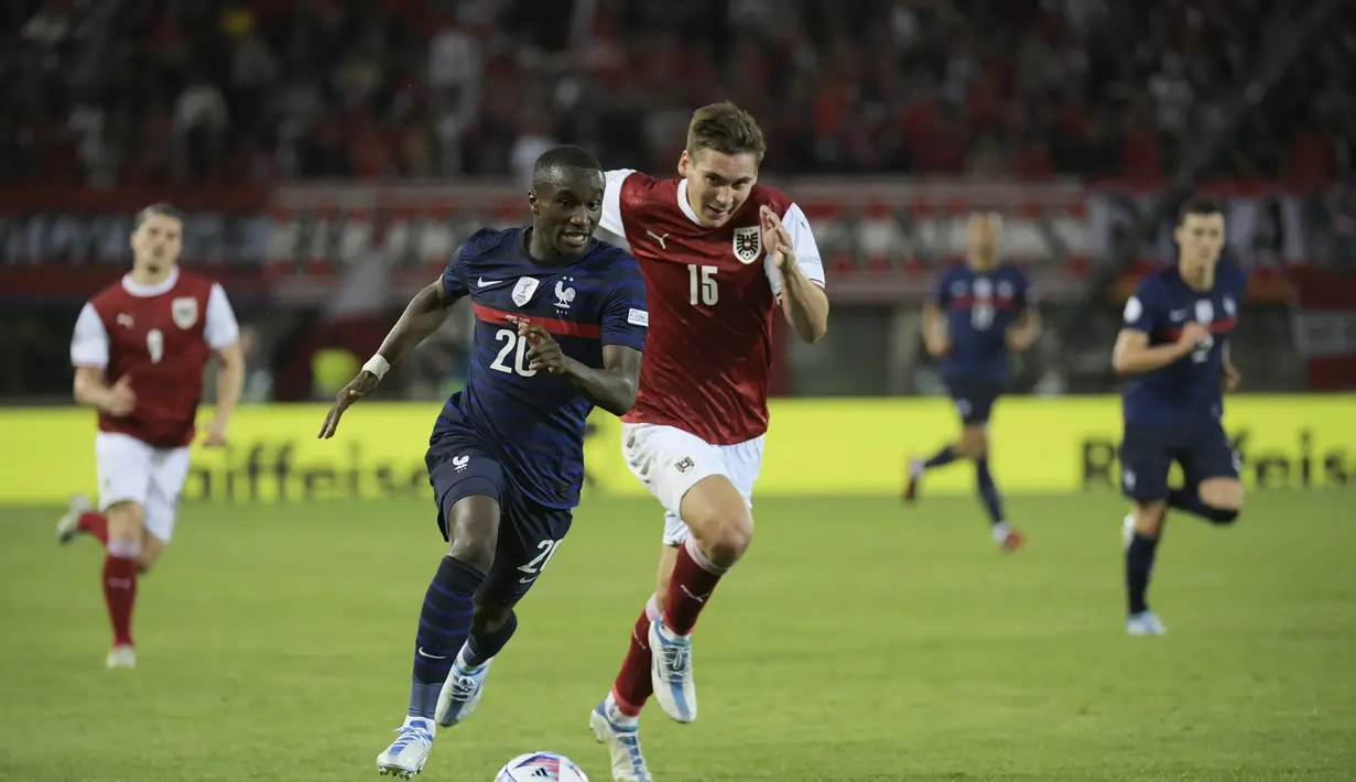 Penyerang Prancis, Moussa Diaby membawa bola dari kejaran pemain Austria, Maximilian Wober pada pertandingan grup A1 UEFA Nations League di Stadion Ernst Happel di Wina, Austria, Sabtu (11/6/2022). Dengan hasil ini, Prancis belum meraih kemenangan dalam tiga laganya di UEFA Nations League. (AP Photo/Michael Gruber)