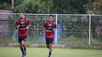 Gelandang anyar Bali United, Ramdani Lestaluhu saat menjalani sesi latihan perdananya di Lapangan Gelora Samudera, Kuta, Kamis (12/5/2022). (Bola.com/Maheswara Putra)