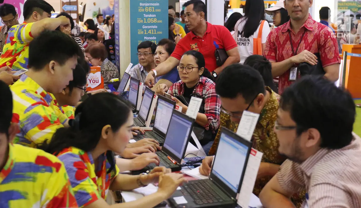 Pengunjung memesan tiket pada pameran Garuda Indonesia Travel Fair (GATF) 2018 di Jakarta Convention Centre, Jumat (5/10). Pengunjung bisa mendapatkan promosi diskon-diskon tiket penerbangan domestik maupun internasional. (Liputan6.com/Angga Yuniar)