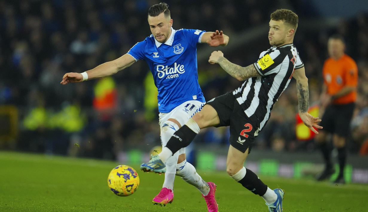 Pemain Everton, Jack Harrison mencuri bola dari kaki pemain Newcastle, Kieran Trippier saat laga lanjutan Liga Inggris 2023/2024 di Goodison Park, Liverpool, Inggris, Jumat (08/12/2023) dini hari WIB. (AP Photo/Jon Super)
