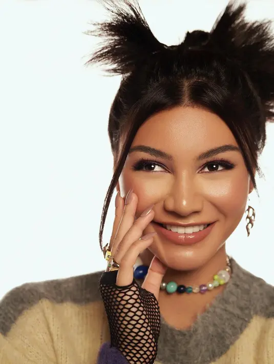 Sementara untuk tata rambut, Jihan disebut membawa getaran ala 90an (Instagram: Foto: @vagueskin)