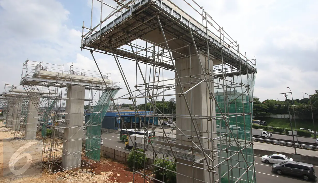 Suasana proyek pembangunan Light Rail Transit (LRT), Jakarta Timur, Rabu (22/3). Mega proyek senilai Rp 22,5 triliun tersebut ditargetkan selesai dan siap beroperasi pada Mei 2019. (Liputan6.com/Immanuel Antonius)