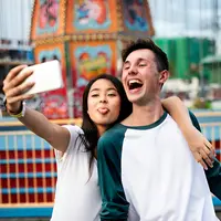 ilustrasi pasangan kekasih di taman bermain/copyright freepik.com/rawpixel.com