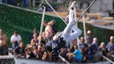 Peserta memegang seekor angsa mati saat perayaan "Antzar Eguna" (Hari Angsa) di pelabuhan desa Basque Lekeitio, Spanyol (5/9). Festival ini dirayakan dalam rangka festival San Antolin. (AFP/Ander Gillenea)