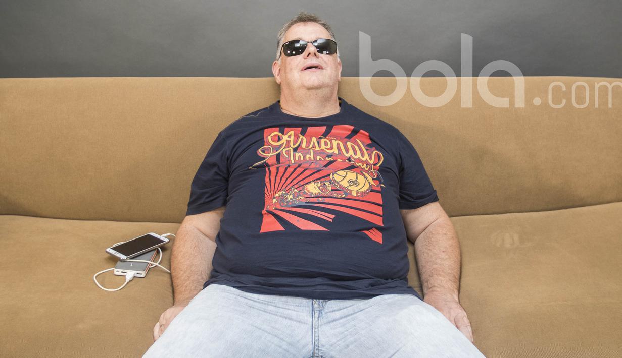 Ketika bangsa sendiri kadang apatis akan sepak bola dalam negeri, justru Antony Sutton mengapresiasi sepak bola tanah air. (Bola.com/Vitalis Yogi Trisna)