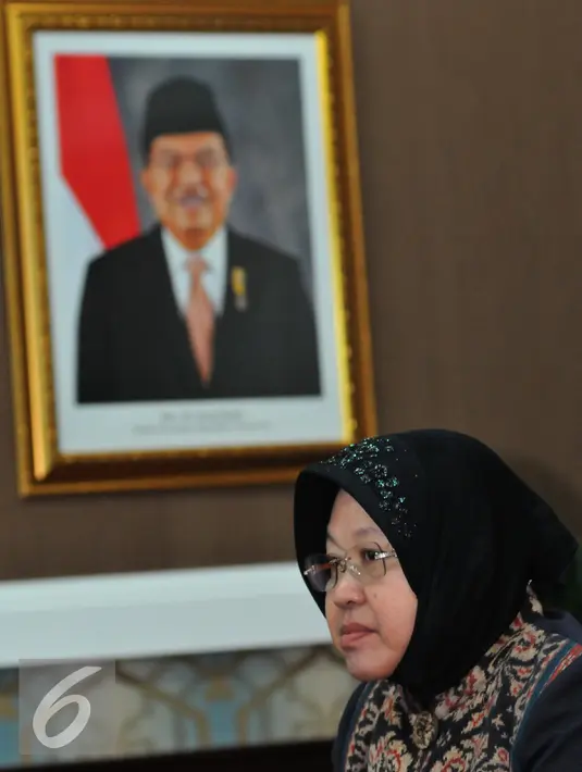 Walikota Surabaya, Tri Rismaharini terkejut saat Menpan Yuddy menanyakan persoalan Pilkada serentak di Surabaya pada pertemuan di kantor Kementerian PANRB, Jakarta, Selasa (4/8/2015). (Liputan6.com/Andrian M Tunay) 