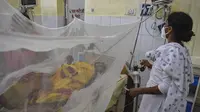 Seorang pasien menerima perawatan di bangsal demam berdarah sebuah rumah sakit pemerintah di Allahabad, India (30/8/2021). (AFP/Sanjay Kanojia)