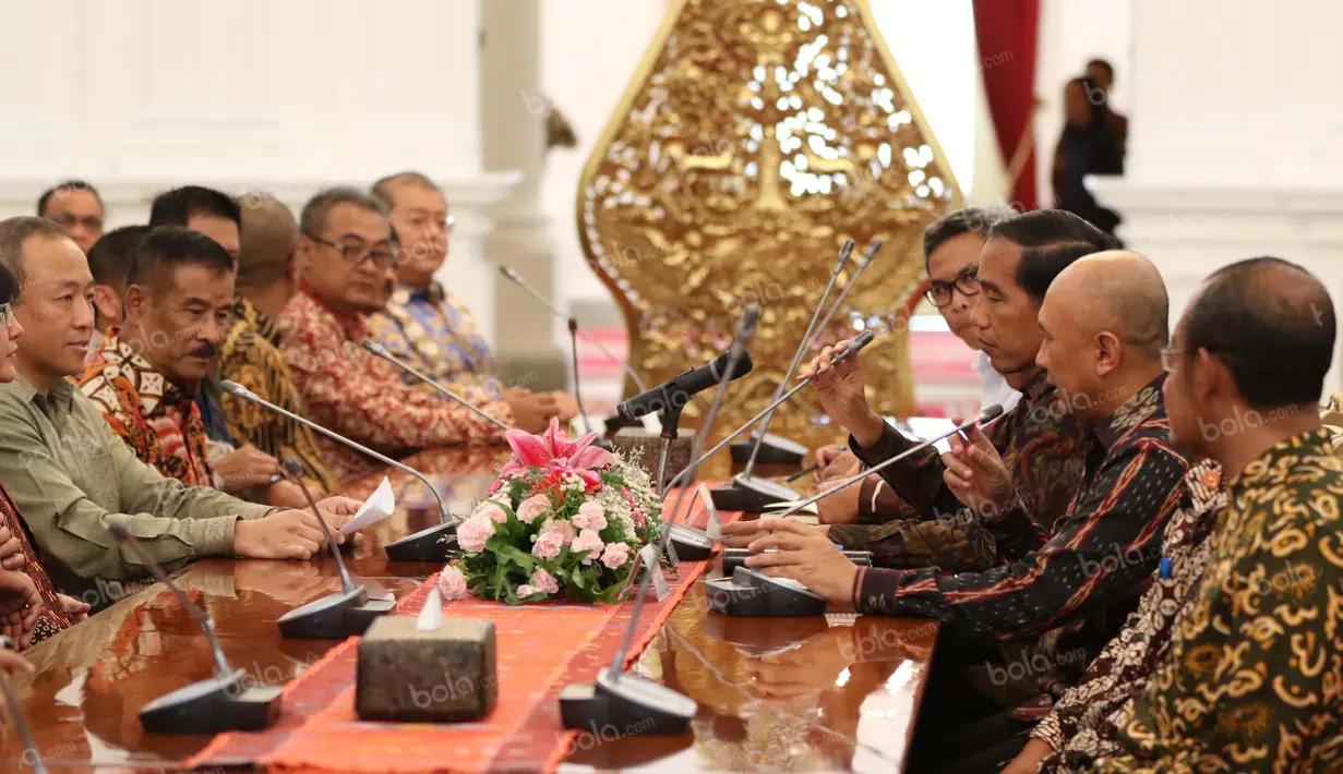 Pertemuan klub-klub sepak bola Indonesia dengan Presiden RI, Joko Widodo di Istana Merdeka, Jumat (15/4/2016) membahas perkembangan sepak bola Indonesia saat ini. (Bola.com/Nicklas Hanoatubun)