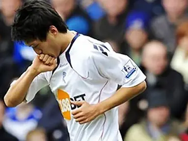 Gelandang asal Korea Selatan Lee Chung-Yong menjadi penentu kemenangan Bolton yang mengalahkan  Birmingham 3-2 di babak perempat final Piala FA di St Andrews, 12 Maret 2011. AFP PHOTO/GLYN KIRK