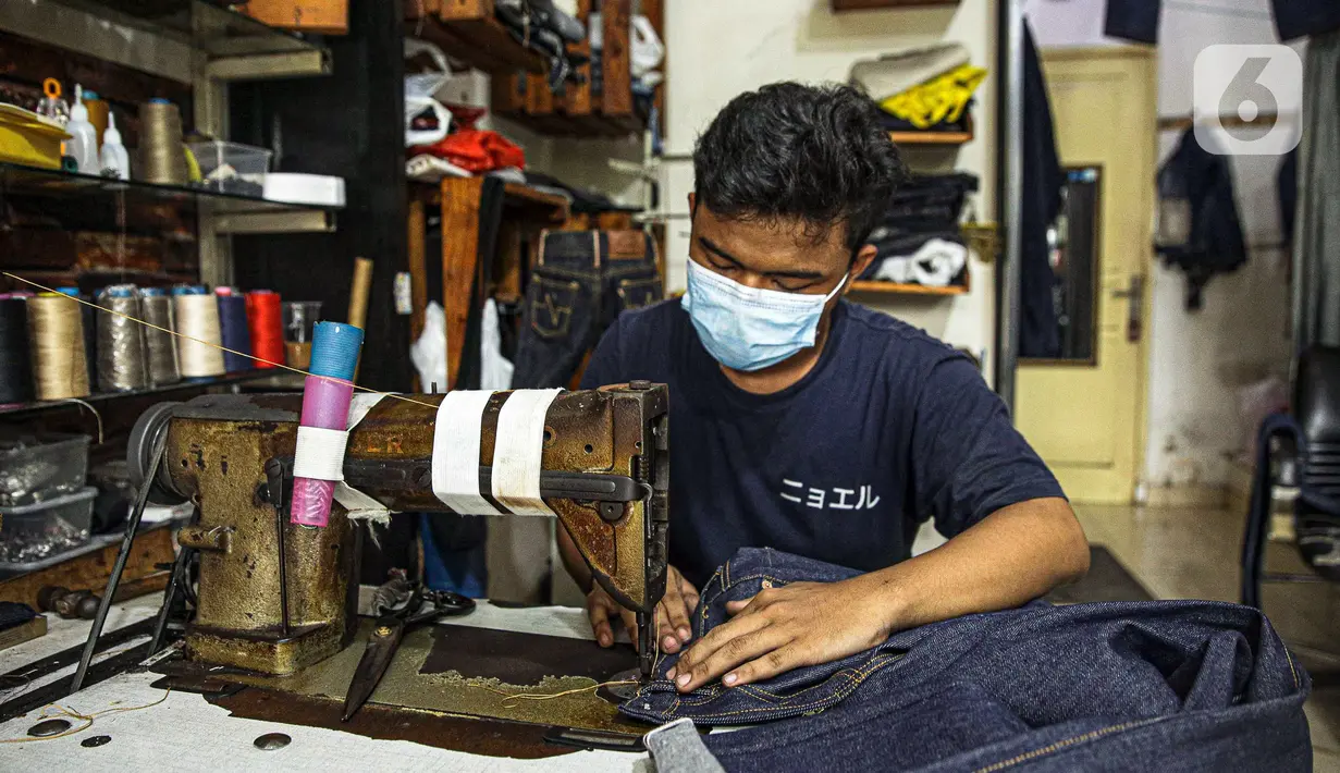 Penjahit menjahit bahan di Nyoel Jeans co, Jakarta, Jumat (22/10/2021). Harga kapas acuan dunia berhasil melesat hingga level tertingginya dalam satu dekade terakhir karena beberapa faktor yang mempengaruhinya. (Liputan6.com/Faizal Fanani)