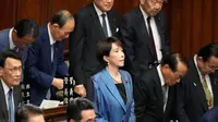 Sanae Takaichi, pemimpin Partai Demokrat Liberal yang berkuasa, bersama para anggota parlemen lainnya menghadiri sidang luar biasa majelis rendah di Tokyo, Jepang, Selasa, (21/10/2025). (Dok. AP/Eugene Hoshiko)&nbsp;