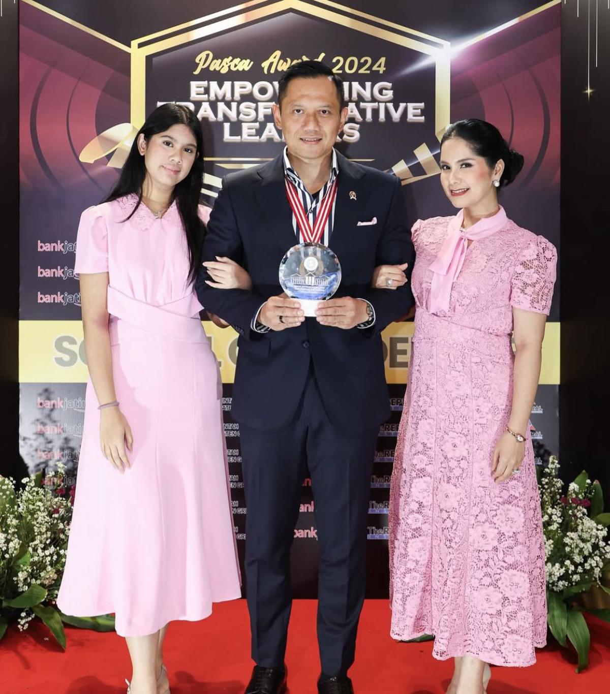 7 Potret Annisa Pohan Setia Dampingi AHY Wisuda, Sorotan Kecantikan dan Keharmonisan Keluarga yang Memukau