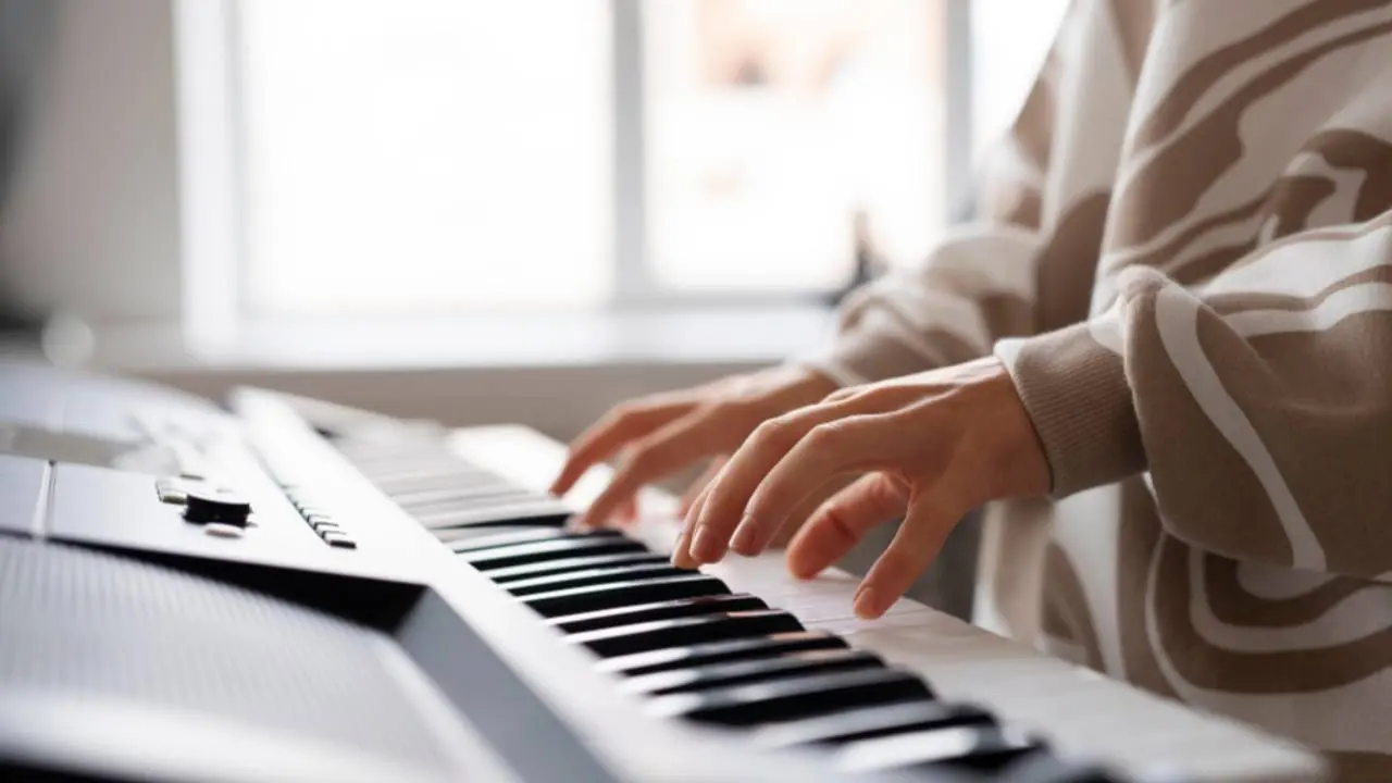 Ilustrasi piano elektrik terbaik untuk pemula.