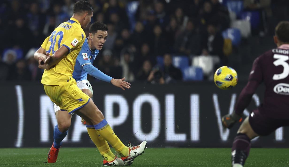 Striker Napoli, Giacomo Raspadori (tengah) melepaskan tendangan di depan gawang Frosinone pada laga babak 16 besar Coppa Italia 2023/2024 di Diego Armando Maradona Stadium, Naples, Rabu (20/12/2023) dini hari WIB. (LaPresse via AP Photo/Alessandro Garofalo)