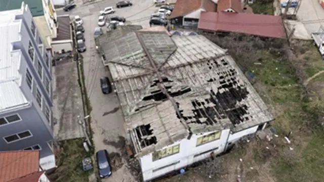 Foto udara menunjukkan lokasi sebuah kelab malam di Kota Kocani, Makedonia Utara, Minggu (16/3/2025), setelah kebakaran besar pada dini hari.