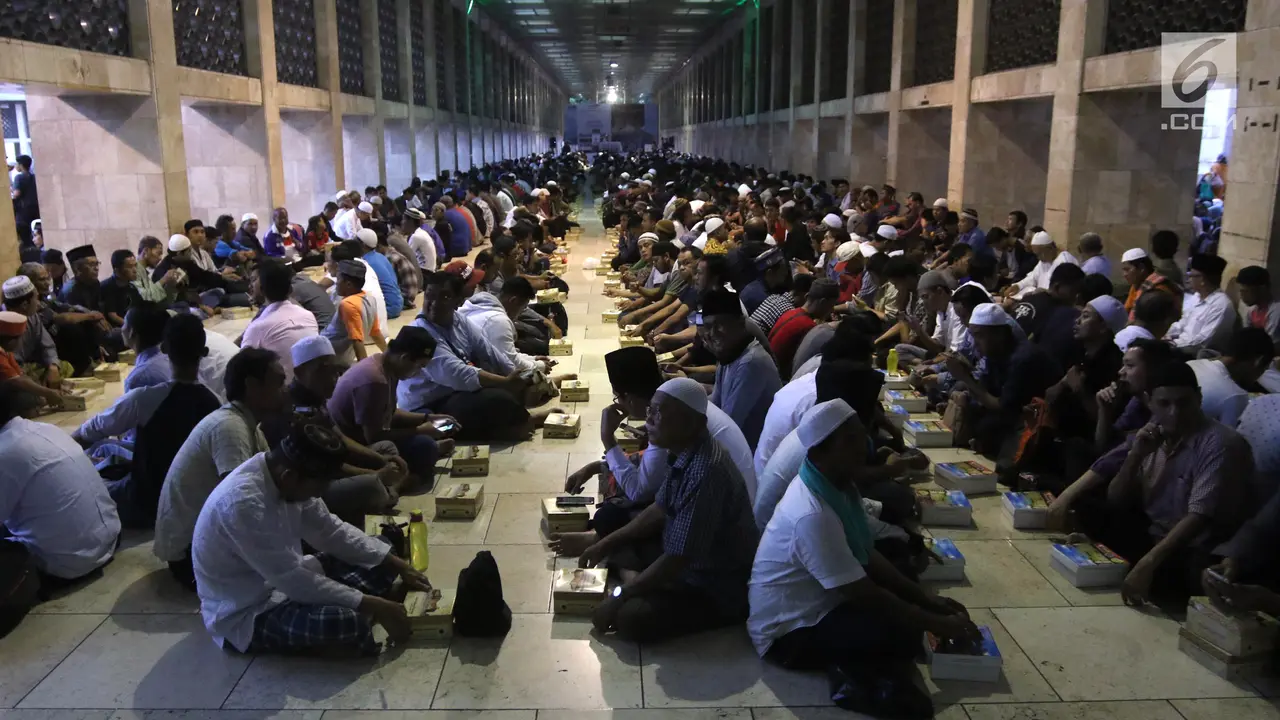 Kebersamaan Ribuan Jemaah saat Buka Puasa Pertama di Masjid Istiqlal