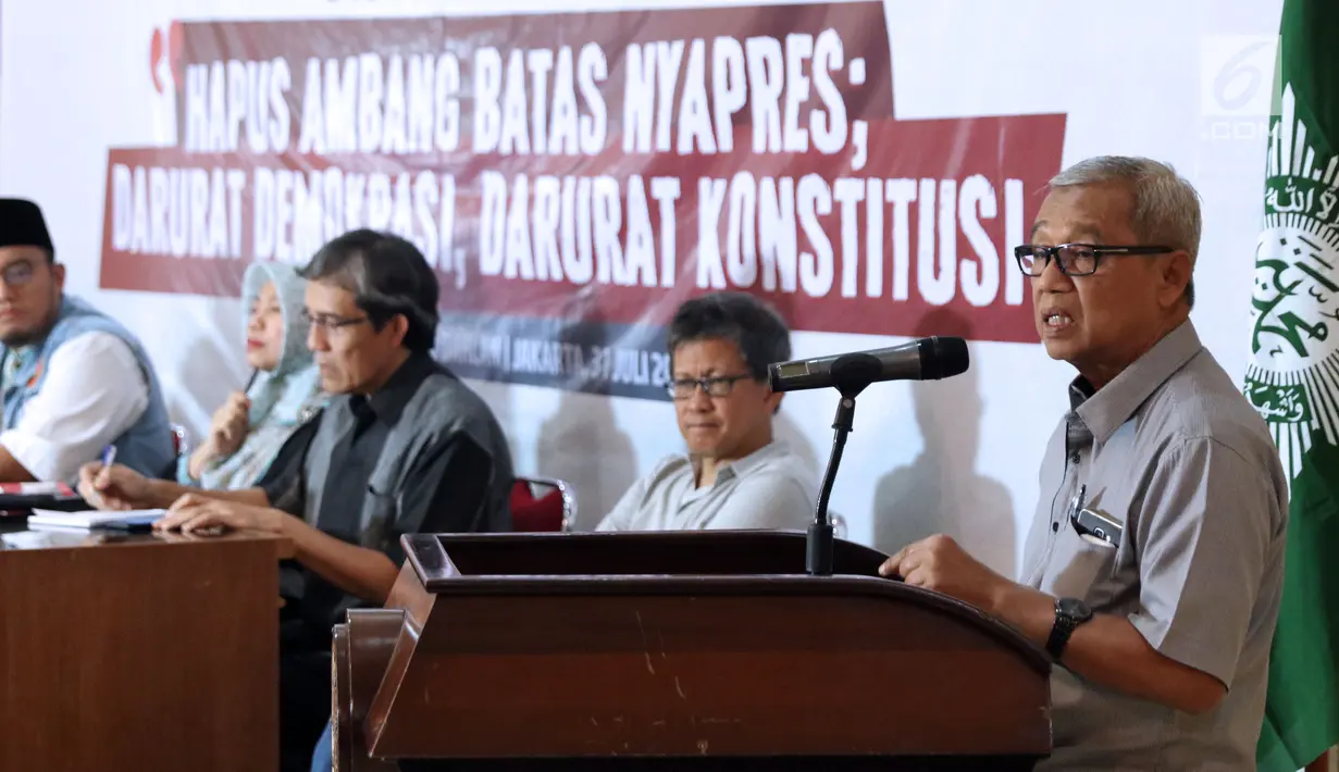 Mantan Ketua KPK Busyro Muqoddas (kanan) saat diskusi 'Hapus Ambang Batas Nyapres; Darurat Demokrasi, Darurat Konstitusi', Jakarta, Selasa (31/7). Busyro menilai, ambang batas 20 persen menggugurkan moralitas demokrasi. (Liputan6.com/Helmi Fithriansyah)