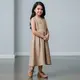 Dress Anak Perempuan dengan Bahan Adem dan Nggak Bikin Keringatan di Berbagai Acara Model Linen Tanpa Lengan/ Ilustrasi gambar oleh AI