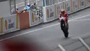 Pembalap Ducati Team, Andrea Dovizioso berhasil finis pertama pada balapan MotoGP Malaysia di sirkuit Sepang, Minggu (29/10). Dovizioso menyelesaikan balapan dengan catatan waktu 44 menit 51.497 detik. (AFP PHOTO / Manan VATSYAYANA)