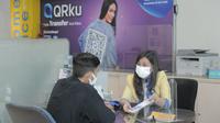Pegawai PT Bank Central Asia Tbk (BCA) sedang melayani nasabah. PT Bank Central Asia Tbk (BCA) menyiapkan uang tunai sebesar Rp 69,48 triliun untuk memenuhi kebutuhan masyarakat selama periode Ramadan hingga Idul Fitri 2023. Dok BCA