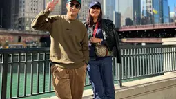 Seru jalan-jalan barang bak pasangan muda, keduanya pun abadikan potret kebersamaannya di setiap sudut indah Kota Chicago. Abadikan momen indah dengan latar belakang foto gedung pencakar langit, banyak netizen doakan rumah tangga keduanya agar selalu harmonis dan langgeng. (Liputan6.com/IG/@winkywiryawan912)