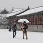 Istana Gyeongbokgung menjadi salah satu destinasi yang tidak boleh dilewatkan jika wisata ke Korea Selatan.  (Jung Yeon-je / AFP)