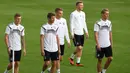 Sejumlah pemain Jerman melakukan pemanasan saat mengikuti sesi pelatihan tim di Munich, Jerman Selatan, (4/9). Jerman akan menghadapi Prancis di UEFA Nations League pada 6 September 2018. (AFP Photo/Christof Stache)