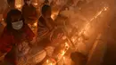 Umat Hindu duduk berdoa sambil membakar dupa dan lampu minyak selama festival puasa keagamaan Rakher Upobash di sebuah kuil di Distrik Narayanganj, pinggiran Dhaka, ibu kota Bangladesh, pada 7 November 2020. (Xinhua)