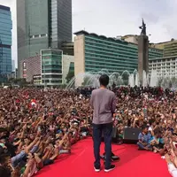 Presiden Jokowi berdiri di podium di antara masyarakat yang tumpah ruah di Bundara HI untuk menyaksikan peresmian MRT. (Istimewa)