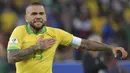 Dani Alves. Meski telah berusia 38 tahun bek kanan yang telah memperkuat Brasil sebanyak 118 laga sejak 2006 hingga 2019 dengan torehan 8 gol belum sekalipun tampil di Olimpiade. Saat ini ia memperkuat Sao Paulo di Liga Brasil yang dibelanya sejak 2019. (Foto: AFP/Luis Acosta)