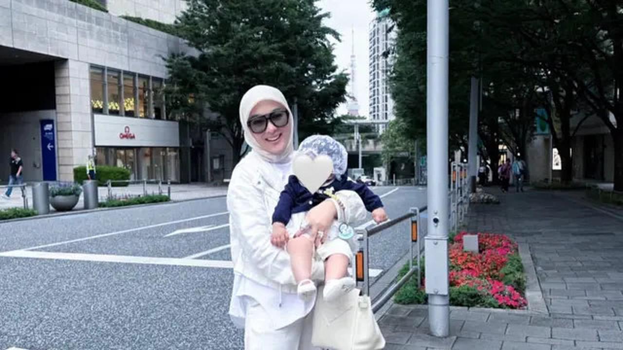 Gaya Syahrini Kembali Bawa Tas Hermes Rp600 Jutaan saat Idul Adha di Jepang, Sambil Gendong Putrinya